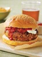 Tierkei Chili Burger mat gekräizte Ketchup
