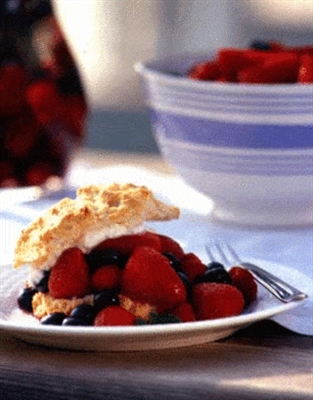 Татымдуу сироп менен Fresh Berry Shortcake