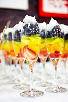 Champagne-Fruta eta Marsala-Krema Parfaits