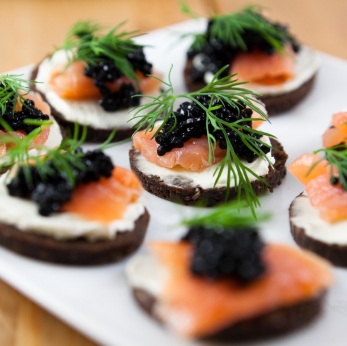 မီးခိုးငွေ့မုန်နှင့် Caviar Tart