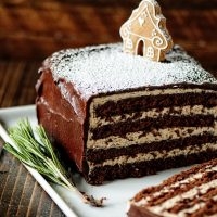 وائٹ-چاکلیٹ بٹرکریم کے ساتھ فیر لیئر جنجربریڈ کیک