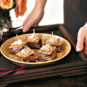 Mini Triple-Decker Pastrami Reuben samlokur
