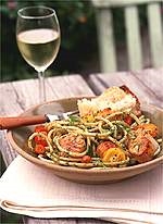 ທະເລ Scallops ແລະ Pasta ກັບ Garden-Herb Pesto