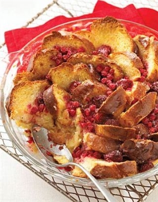 Isinkwa kanye ne-Butter Pudding enama-Currants amasha nama-Raspberry