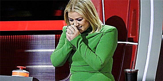 'The Voice'-kameras het Kelly Clarkson tydens die vertoning heeltemal op haar foon vasgeplak
