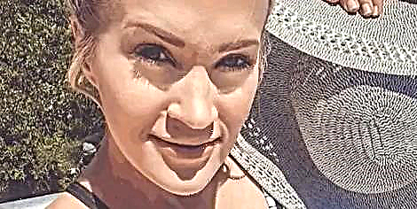 Carrie Underwood Flaunts Il-Korp ta 'Wara t-Tarbija tagħha f'ritratt tal-Swimsuit Ġdid sabiħ ħafna