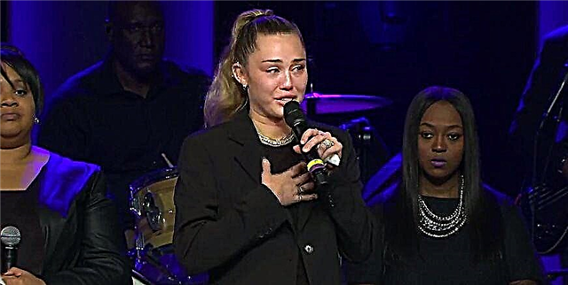 Miley Cyrus Memorialında 'Səs' Alum Janice Freeman'ı təqdir edərkən yıxıldı
