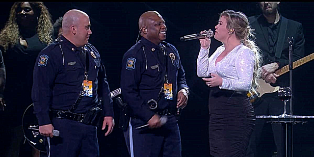 کلی کلارکسون در کنسرت خود با افسران پلیس آواز خواند و پاسخ آنقدر قدرتمند بود