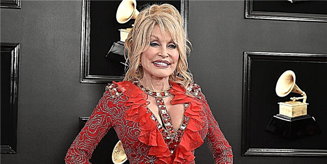 Dolly Parton Snuck en Grava Detalo sur Ŝia Grammys-Vestita kaj Ĉiuj Malaperis Ĝin