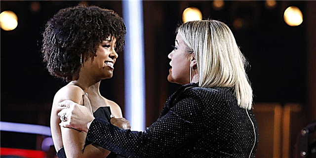 Kelly Clarkson ဟာသူမရဲ့ဖျော်ဖြေပွဲမှာအငြင်းပွားဖွယ် 'Voice' ကြယ်ပွင့်နှင့်အတူသီဆိုခြင်းအားဖြင့်ပရိသတ်များအားတုန်လှုပ်စေခဲ့ပါတယ်