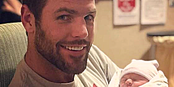 Burri i Carrie Underwood, Mike Fisher, e quan Baby Jacob si një 'Mrekulli' në Emocionale Post