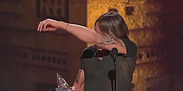 کیت شهری و نیکول کیدمن در جریان سخنرانی در مراسم اهدای جوایز CMA در اشک ریختند.