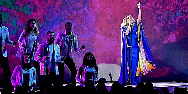 Carrie Underwood gee emosionele uitvoering van 'Love Wins' tydens die CMA-toekennings