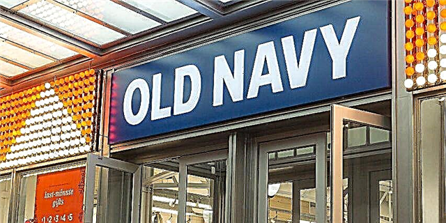 Ескі әскери теңіз флоты қара жұмада $ 1 демалыс шұлықтарын сатуда