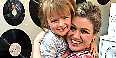 Kćerka Kelly Clarkson bila je uhvaćena da čita najčudniju knjigu tokom porodičnog puta