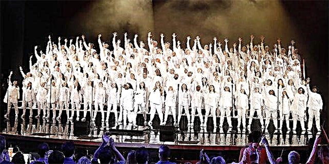 'America's Got Talent' ပရိတ်သတ်များသည်ဤကြီးမားသော Choir ၏ဖျော်ဖြေမှုနှင့် ပတ်သက်၍ အမြင်များစွာရှိသည်
