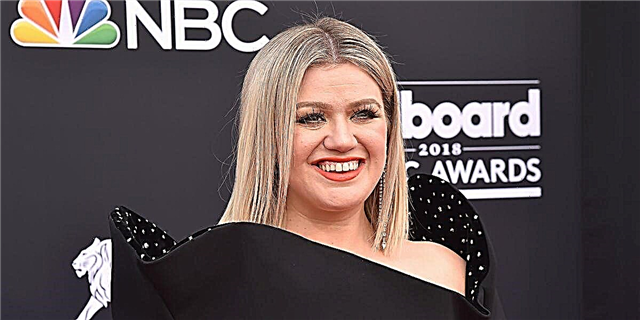 Kelly Clarksonek Billboard Music Awards sariak ireki zituen Santa Fe Batxilergoko filmaketaren inguruko hitzaldi hunkigarriarekin
