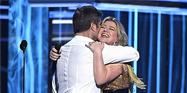 Kelly Clarkson និង Simon Cowell បានជួបជុំគ្នាក្នុងកម្មវិធី American Idol ក្នុងកម្មវិធីប្រគល់ពានរង្វាន់ Billboard