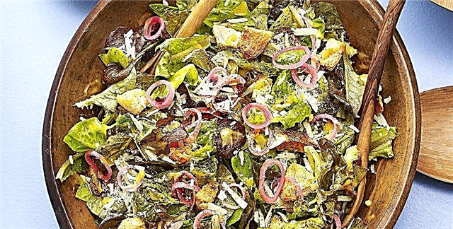 Spring Greens Caesar Salad na may Pickled shallot