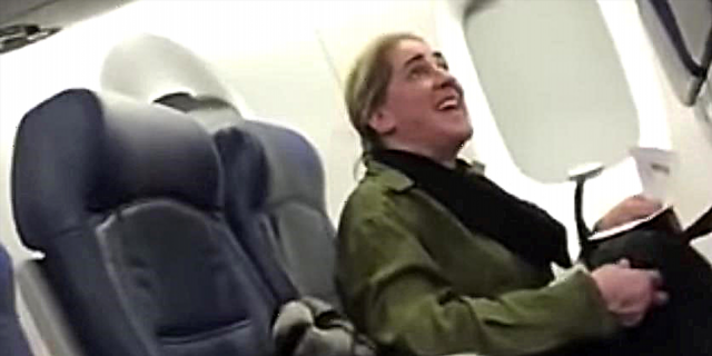 O vídeo da muller gritando sobre estar sentado xunto ao bebé en avión vai viral