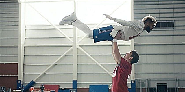 NFL Oyunçuları Eli Manning və Odell Beckham, Jr. Bu şən Super Super Bowl reklamında 'Çirkli Rəqs' Liftini Dırnaq