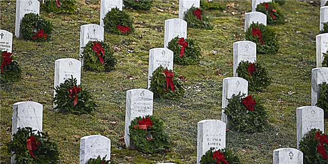 اس سال ارلنگٹن قومی قبرستان میں گرے ہوئے فوجیوں کے لئے چائے کی چادروں کی بڑی قلت ہے