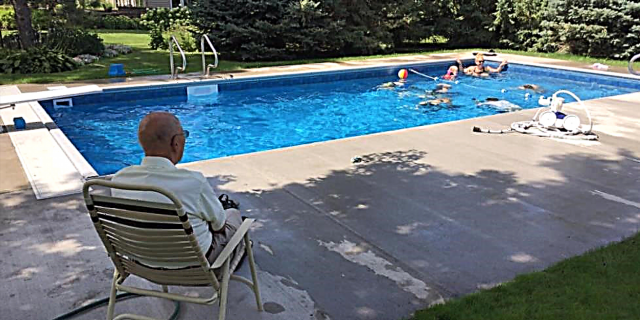 Para loitar contra a soidade, esta viúva de 94 anos construíu unha piscina para os nenos do barrio