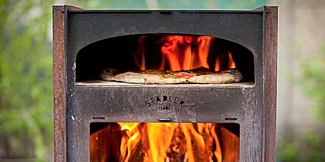 Kjo furrë ju lejon të piqni pica të ndezura me dru në oborrin tuaj të shtëpisë