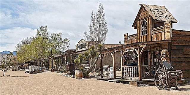 Овој град во пустината во Калифорнија е всушност стар западен филмски сет