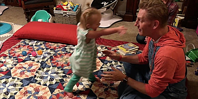 Rory Feek sapo ndau videon më të adhurueshme të vajzës së tij Indiana që po mëson të ecë