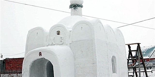 Ky fshat rus nuk kishte një kishë, kështu që një njeri e ndërtoi një dëborë