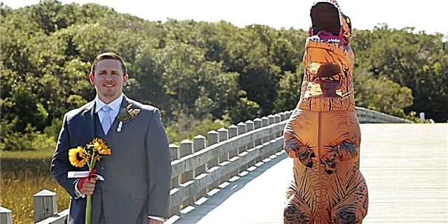 Невеста сюрприз мужа, показывая до свадьбы в костюме T-Rex