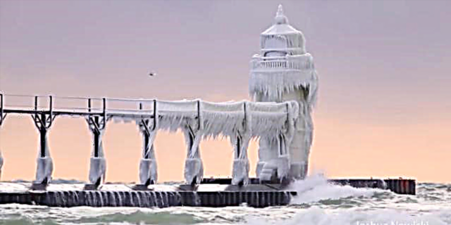 Этот покрытый льдом маяк выглядит как-то прямо из «замороженного»