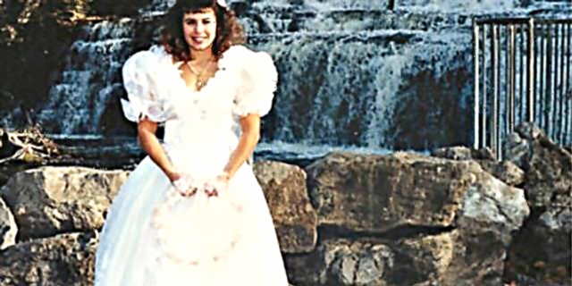 Vrou draai haar trourok in die 1980's in 'n pluizige kersboom-romp