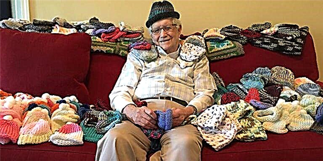 O home de 86 anos ensinou como facer punto para poder facer gorros para bebés