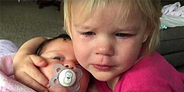 انتہائی میٹھے لمحے دیکھیں یہ نوزائیدہ اس کی بڑی بہن کا رونا روکنے میں مدد کرتا ہے