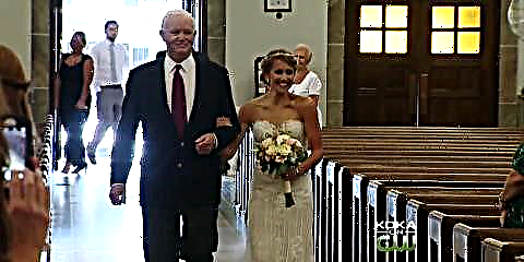 Невестата се шета по патеката од страна на човекот кој го прими донираното срце на нејзиниот татко
