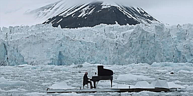 Niks is so spookagtig mooi soos hierdie Italiaanse pianis wat deur die Arktiese gebied sweef nie
