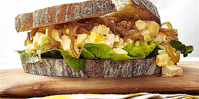 Sandwiches ya yai-Saladi na Caramelized-Vitunguu
