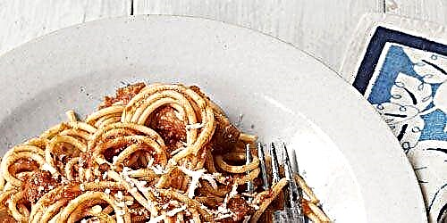 Spaghetti ជាមួយខ្ទឹមបារាំងក្រហមនិងប៊ឺក