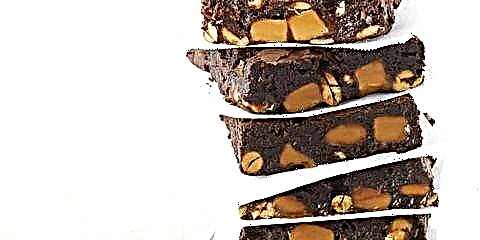 Tsaus-Chocolate Brownies nrog caramel thiab Cov ntsev sib xyaw