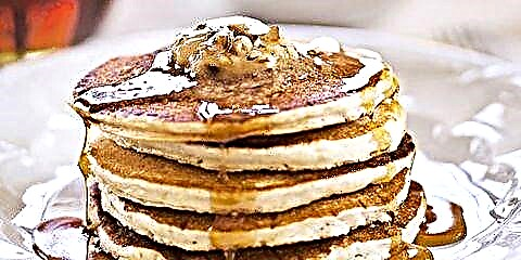 Sour-Cream Pancakes na Maple-Pecan Butter