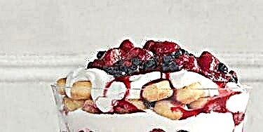 Vanilla Yogurt ati Berry Trifle