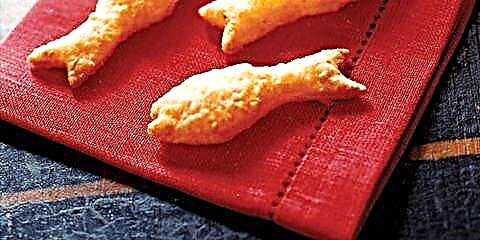 I-Cheddar Goldfish Crackers ene-Peanut Butter Spread