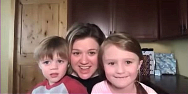 Децата на Кели Кларксон симпатично ги срушија нејзините интервју со „тролови“ со Justinастин Тимберлејк и Ана Кендрик