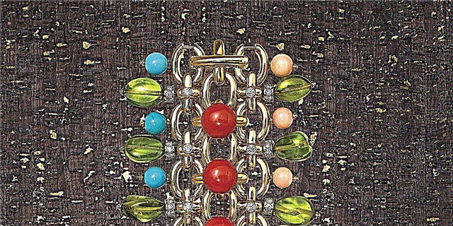 Дејвид Веб ги измислува нараквиците со беџвиткан ткаени од скапоцени камења, бисери и злато