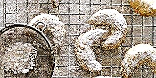 Recipe ng Almond Crescent Cookies