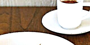 Ванилин Кастард - тортчаи бодоми пуркардашуда бо дорухои олу ва қаймоқи қаймоқи қаймоқии Crème Fraîche