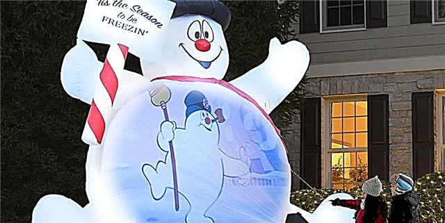 Koj tuaj yeem Ua Yeeb yaj kiab Video ntawm No 'Frosty the Snowman' Inflatable