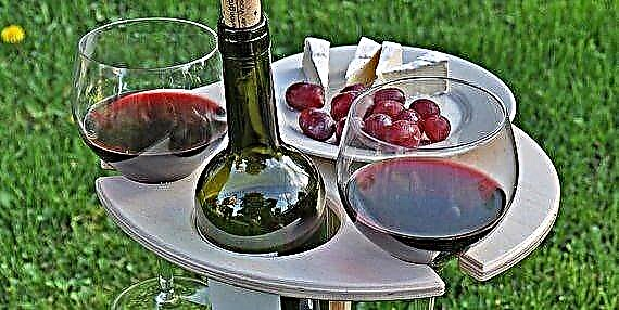 Этот открытый винный стол позволяет вам наслаждаться счастливым часом в любом месте